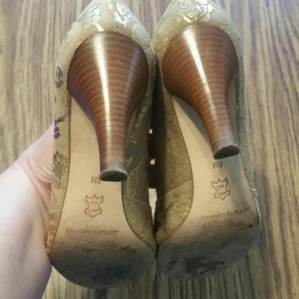 Arturo Chiang Nude Gold Embossed Open Toe Heels EUC sz 6